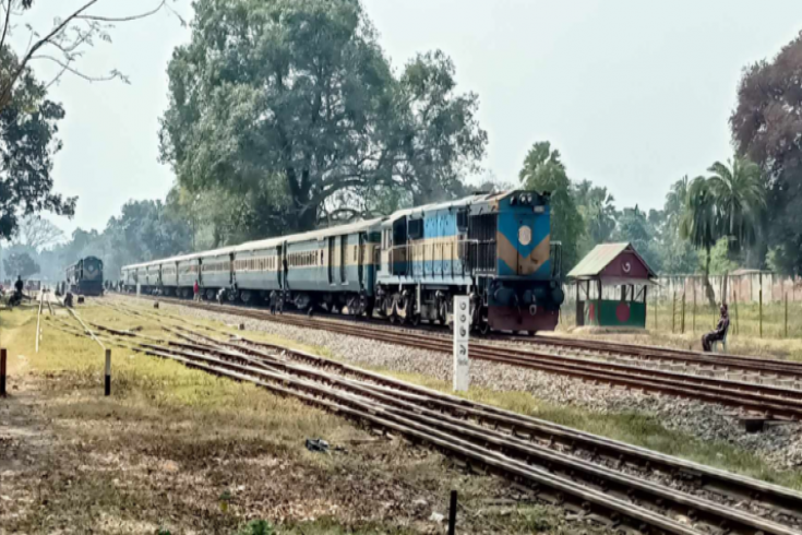 ৭ ঘণ্টা পর উত্তরবঙ্গের সঙ্গে সারাদেশের রেল চলাচল শুরু